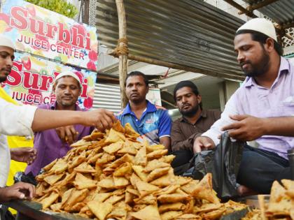 Joyful gesture of joy, more sweet in the month of Ramadan ! | खुसखुशीत समोशाची लज्जत न्यारी, रमजान महिन्यात अधिकच प्यारी !