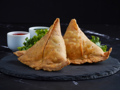 Mumbai: शाळेच्या कॅन्टीनमधील समोसा खाल्ल्याने २० विद्यार्थ्यांना विषबाधा, तेलात कापूर पडल्याची माहिती - Marathi News | 20 children hospitalised after consuming samosa at school canteen | Latest News at Lokmat.com