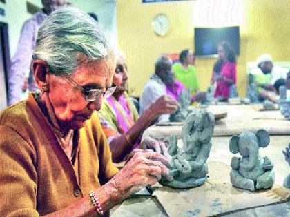 The charming Ganesh idol of the old age ... | ...अन् वृद्धांनी साकारल्या आकर्षक गणेशमूर्ती