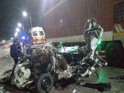 Another accident on Samriddhi Mahamarga, car collides with vertical container, three seriously injured | Washim: समृद्धी महामार्गावर पुन्हा अपघात, उभ्या कंटेनरला धडकली कार, तीन जण गंभीर जखमी