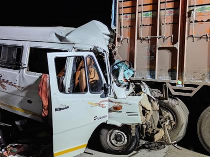 Major accident on Samruddhi Mahamarg Express way; Tempo Traveler collides with truck, 12 killed, 18 injured on saturday late night | समृद्धी महामार्गावर भीषण अपघात; टेम्पो ट्रॅव्हलर ट्रकवर आदळली, 12 जणांचा मृत्यू