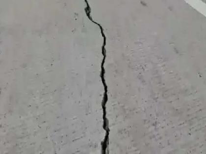 Samruddhi Highway cracks near Chhatrapati Sambhajinagar | समृद्धी महामार्गाला संभाजीनगरजवळ भेगा; शहापूरजवळही जोडरस्त्याच्या पुलाला भगदाड