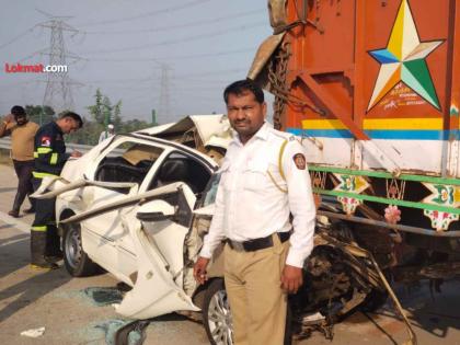 A speeding car collided with a truck on Samriddhi Highway in Buldhana, killing three and injuring two | समृद्धी महामार्गावर बुलढाण्यात भरधाव कार ट्रकवर जोरात आदळली, तीन ठार, दोन जखमी