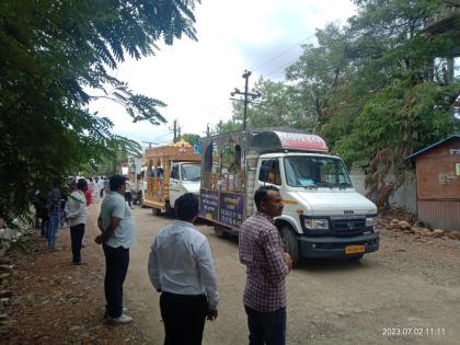 'In which heavenly chariot is my child, let me see at least once...'; Buldhana Bus Accident victims parents | 'कुठल्या स्वर्गरथात असेल माझं लेकरू, मला एकदा तरी बघू द्या...'; आक्रोश अन् किंकाळ्यानी हादरला बुलढाणा