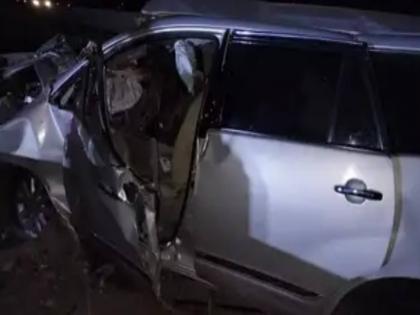 Barse runs out, 4 killed on 'Samruddhi'; All deceased are from the same family; Driver's nap is fatal | बारसे आटोपून निघाले, ‘समृद्धी’वर ४ ठार; सर्व मृत एकाच कुटुंबातील; चालकाची डुलकी जीवघेणी Barse runs out, 4 killed on 'Samruddhi'; All deceased are from the same family; Driver's nap is fatal | बारसे आटोपून निघाले, ‘समृद्धी’वर ४ ठार; सर्व मृत एकाच कुटुंबातील; चालकाची डुलकी जीवघेणी
