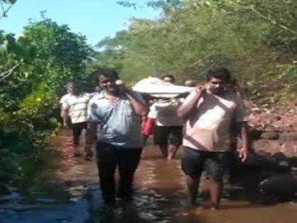 One has to find a way through the water of the river to the cemetery, Sagave-Vadapwadi in Ratnagiri district still lacks infrastructure | Ratnagiri: नदीपात्राच्या पाण्यातून वाट शोधत मृतदेह पोहोचतो स्मशानभूमीत, ग्रामीण भागातील विदारक चित्र