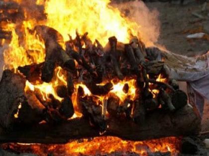 A form of witchcraft in a graveyard in Tasgaon sangli district | पेटत्या चितेमधून शरीराचे काही भाग काढून नेत जादूटोण्याचा प्रकार, मांत्रिक फरार; सांगलीतील धक्कादायक घटना