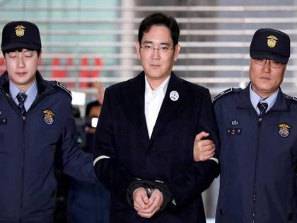 South korea court jails samsung jay lee for five years | सॅमसंगचा उत्तराधिकारी गोत्यात, भ्रष्टाचाराच्या आरोपाखाली 5 वर्षांचा तुरूंगवास