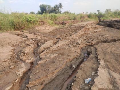 Illegal sand theft in front of Nrusinhwadi Datta temple on Aurwad water body | औरवाड पाणवठ्यावर नृसिंहवाडी दत्त मंदिरासमोर बेकायदेशीर वाळू चोरी