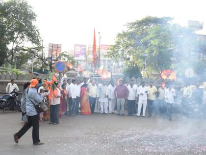 Congratulations to the Sanghilat for the Maratha Reservation ... ... celebrating the festival of fireworks and sugar | मराठा आरक्षण मिळाल्याचा भाजपकडून सांगलीत जोरदार जल्लोष...आतिषबाजी व साखर वाटून आनंदोत्सव 