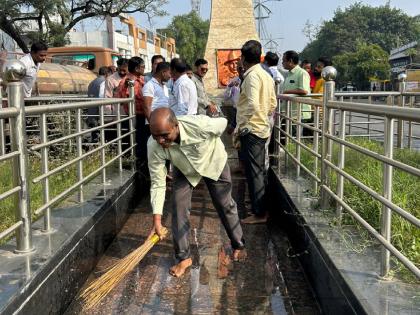 At the beginning of the new year, Shiv Sena cleans the statues of martyrs and legends | नववर्षाच्या प्रारंभी शिवसेनेतर्फे शहीद स्मारक, महापुरूषांच्या पुतळ्यांची स्वच्छता 