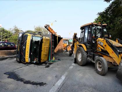 The dumper overturned in an attempt to save the biker; Incident at Sanpada | दुचाकीस्वाराला वाचवण्याच्या प्रयत्नात डंपर पलटला; सानपाडा येथील घटना