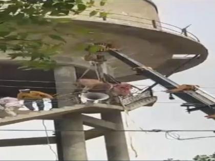 Bull climbs onto water tank, roars Sholay style, rescued after six hours | पाण्याच्या टाकीवर चढून बैलाने घातला शोलेस्टाईल धिंगाणा, सहा तासांनंतर झाली सुटका Bull climbs onto water tank, roars Sholay style, rescued after six hours | पाण्याच्या टाकीवर चढून बैलाने घातला शोलेस्टाईल धिंगाणा, सहा तासांनंतर झाली सुटका