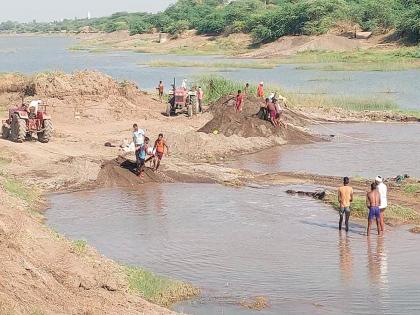 As soon as the water recedes, the sand mafias sift the godapatra; Illegal extraction of hundreds of brass sand every day | पाणी कमी होताच वाळूमाफियांकडून गोदापात्राची चाळण; दररोज शेकडो ब्रास वाळूचा उपसा