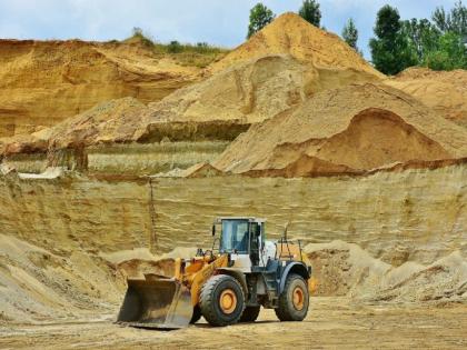 Dredging of sand from Manjara river basin by boat; Illegal 1110 brass sand stocks seized! | मांजरा नदीपात्रातील वाळूचा बोटीच्या साहाय्याने उपसा; १ हजार ११० ब्रास वाळूसाठा जप्त!