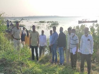 Use of boats for illegal smuggling of sand; Action taken by the Revenue - police squad | वाळूच्या अवैध तस्करीसाठी बोटींचा वापर; महसूल- पोलीस पथकाने केली कारवाई 