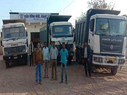 three vehicles sized while transporting sand illegally in Jalna | जालन्यात अवैधरीत्या वाळूची वाहतूक करणारे तीन हायवा पकडले