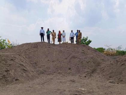 The sand mafia's grin turned, the collector went down to the riverbed for action, the sand was auctioned. | वाळूमाफियांच्या मुसक्या आवळल्या, कारवाईसाठी जिल्हाधिकारी नदीपात्रात, वाळूचा केला लिलाव