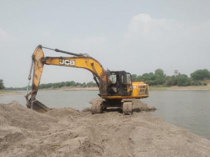 Shocking! Attempt to crush a farmer's son under a tractor in protest of illegal sand extraction | अवैध वाळू उपसा करण्यास विरोध केल्याने शेतकऱ्याच्या मुलाला ट्रॅक्टरखाली चिरडण्याचा प्रयत्न