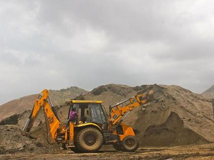 Women's Talathi's bold action against sand mafia; Three arrested for assaulting female Kotwal | महिला तलाठीची वाळू माफियावर धाडसी कारवाई; महिला कोतवालला धक्काबुक्की करणाऱ्या तिघांना पकडले 