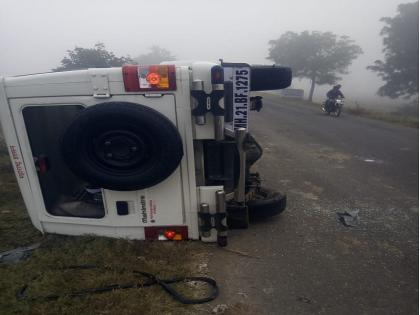 Sand Mafia beats Revenue Squad; The vehicle was also vandalized | वाळू माफियांची महसूल पथकाच्या गाडीवर दगडफेक; कर्मचाऱ्यांना केली मारहाण