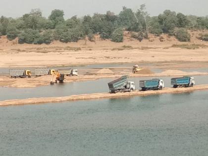 rivers becomes drains due to excessive sand mining | बेसुमार वाळूउपशामुळे नद्यांचे झाले गटार