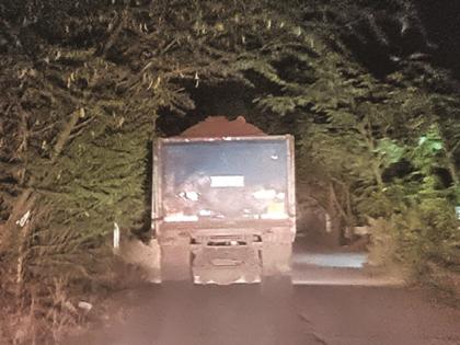 Sand mafias play at night; One person makes two or three consignments, keeping an eye on the police | वाळूमाफियांचा रात्रीस खेळ चाले; एक हायवा करतो दोन-तीन खेपा, खबरे ठेवतात पोलिसांवर लक्ष