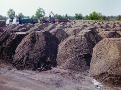 Sand dunes in the river bed | नदीकाठच्या शेतात वाळूचे ढिगारे