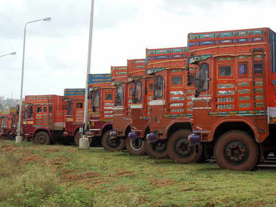 9 trucks sand stolen who seized by Revenue Department going theft | महसुल विभागाने जप्त केलेले वाळूचे ९ ट्रक चोरीला 