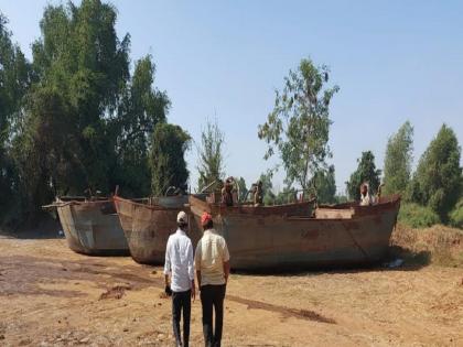 Bhiwandi Tehsildar cracks down on unauthorized sand mafias; 30 lakh barge seized | भिवंडीत तहसीलदारांची अनधिकृत रेती माफियांवर कारवाई; ३० लाखांचे बार्ज जप्त