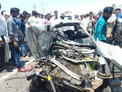 Bus collides with car Three members of the same family were killed on the spot | शुभकार्यासाठी निघाले होते, पण...; बस-कारच्या धडकेत कुटुंबातील तिघांचा मृत्यू, चिमुकला बचावला