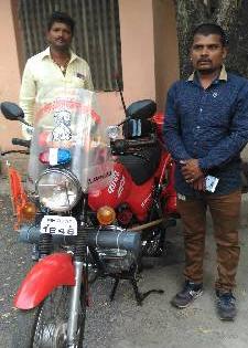 Kolhapur: Fire boom in two-wheeler, two wheeler mechanic Sandeep Gaikwad's kimaya | कोल्हापूर :आगीचा बंब दुचाकीवर, दुचाकी मेकॅनिक संदीप गायकवाडची किमया