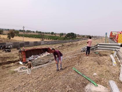 Truck falls down Samriddhi Highway; | समृद्धी महामार्गावरून ट्रक खाली कोसळला; ट्रकचे मोठे नुकसान, शेतकऱ्यांनी केली मदत