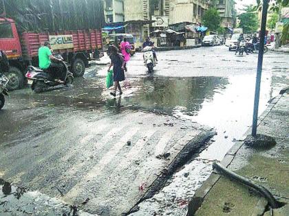 Drainage dirt at Kamotha water on the road | कामोठे येथे गटाराचे घाण पाणी रस्त्यावर