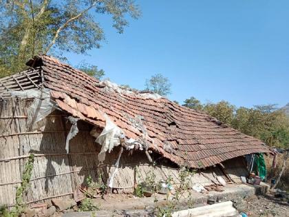 147 houses collapsed due to storm in Thane district, 123 in Murbad | ठाणे जिल्ह्यात वादळी वाऱ्यामुळे १४७ घरांची पडझड, मुरबाडमधील १२३