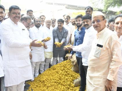 turmeric price of is at a height of 17 thousand in sangli | मुहूर्ताच्या सौद्यात हळदीला उच्चांकी १७ हजारांवर भाव