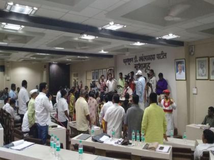 Sangli: An agitated corporator's attempt to break the stone in the General Assembly | सांगली : मिरजेच्या नगरसेविकेचा महासभेत दगडाने डोके फोडून घेण्याचा प्रयत्न