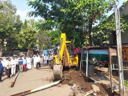 village panchayat removes encroachments the road was cleared in sangli | शाळकरी मुलाच्या मृत्यूनंतर ग्रामपंचायतीने अतिक्रमणे हटविली; रस्ता केला मोकळा