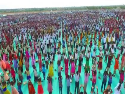 Three organizations with record of Suryanamaskar's record in Sangli district, Asian Book, Asian Book | सांगली जिल्ह्यात सूर्यनमस्काराचा विश्वविक्रम, एशियन बुकसह तीन संस्थांकडे नोंद