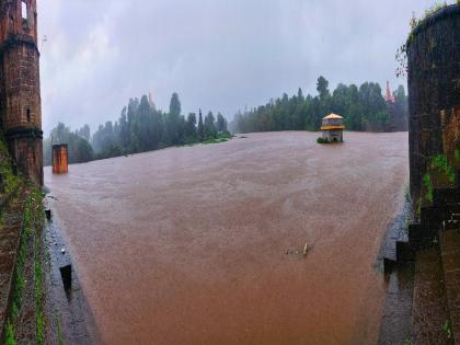 water level Rise of Venna river in Satara, water has reached the steps of temples in Sangam Mahuli | Satara: वेण्णा नदीच्या पाणीपातळीत वाढ, संगम माहुलीतील मंदिरांच्या पायऱ्यांना टेकले पाणी