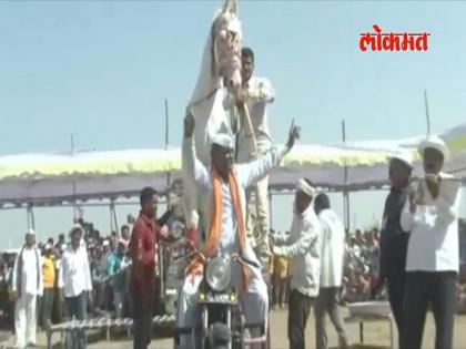 SANGAMNER DEVGAD YATRA HORSE SHOW | Video - ‘देवगड’च्या यात्रेत अश्वाची बुलेटस्वारी 