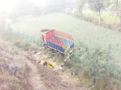 The wheat truck overturned due to potholes on the surface | उपरस्त्यांवरील पडलेल्या खड्ड्यांमुळे गव्हाचा ट्रक उलटला