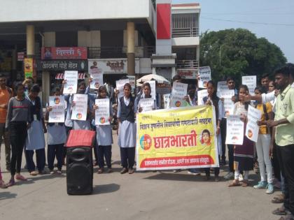 Save the Marathi school; Chhatrabharti student organization aggressive | मराठी शाळा वाचवा ; छात्रभारती विद्यार्थी संघटना आक्रमक 