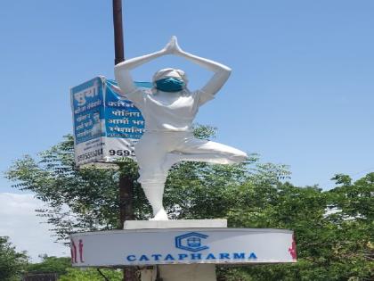 A mask was also put on the statue to convey the message of Corona ..! Photo of Sangamnera statue goes viral on social media | कोरोनाचा संदेश देण्यासाठी पुतळ्यालाही घातला मास्क..! संगमनेरातील पुतळ्याचा फोटो सोशल मीडियावर व्हायरल