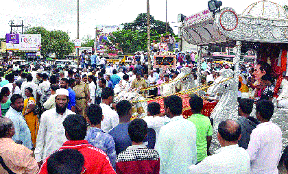 The statue of Anna Bhau Sathe has finally moved | अण्णा भाऊ साठे यांचा पुतळा अखेर हलविला