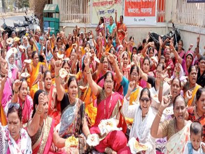 Chutney-Bhakri movement of Anganwadi workers in Sangli, strong declaration against the government | अंगणवाडी सेविकांचे सांगलीत चटणी-भाकरी आंदोलन, शासनाच्या विरोधात जोरदार घोषणा