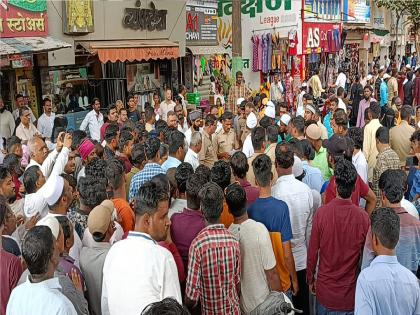 Argument between officials and sellers from cloth market in Sangli, unknown persons pelted fire brigade vehicle with stones | सांगलीत कापड बाजारावरुन अधिकारी-विक्रेत्यांत वादावादी, अग्निशमन दलाच्या गाडीवर अज्ञातांकडून दगडफेक