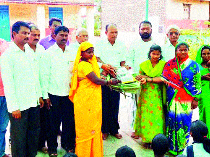 Patron of villagers for children outside the village | गावकुसाबाहेरील मुलांसाठी गावकऱ्यांचा पदर