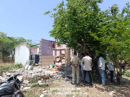 Three injured in gas cylinder explosion in Mhaisal Sangli | भिंत कोसळली, पत्रे उडाले; म्हैसाळ येथे गॅस सिलेंडरच्या स्फोटात तिघे जखमी Three injured in gas cylinder explosion in Mhaisal Sangli | भिंत कोसळली, पत्रे उडाले; म्हैसाळ येथे गॅस सिलेंडरच्या स्फोटात तिघे जखमी