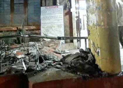 A large slab of the porch at the entrance of Sangli Civil collapsed | सांगली सिव्हीलच्या प्रवेशद्वारातील पोर्चचा मोठा स्लॅब ढासळला